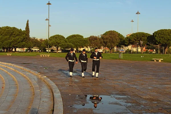 Lisbon, portugal-dezember 29, 2015: drei matrosen spazieren stolz in der nähe des belem turms — Stockfoto