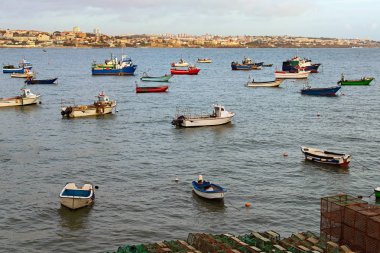 Cascais, Portekiz balık bağlantı noktası yüzen farklı balıkçı tekneleri görünümünü doğal akşam