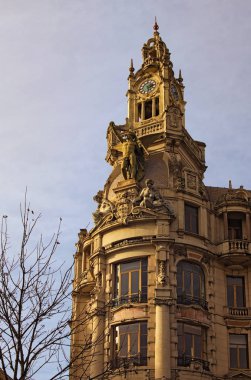 Özgürlük Meydanı'nda (Praça da Liberdade) Ortaçağ binanın dekore edilmiş cephe Portekiz Porto şehir içinde çarpıcı. Güneşli sabah görünümü