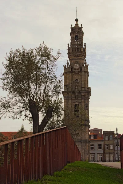 Amazing view to the Clerigos Tower. It is the bell tower of Clerigos church. The church was built in 1732-1750s by Italian architect Nicolau Nasoni. Porto, Portugal — Stock Photo, Image