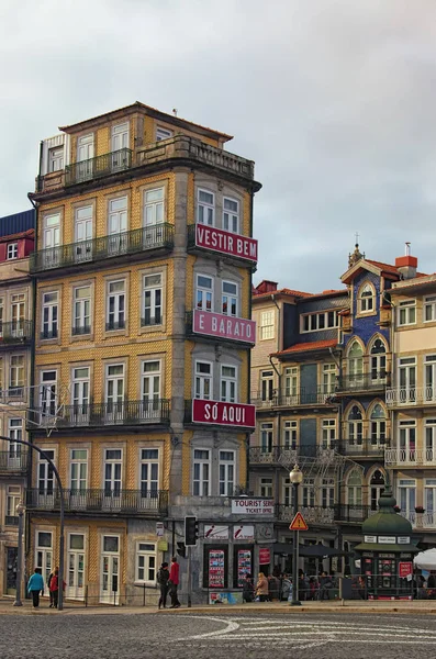 Oporto, Portugal-31 de diciembre de 2015: Increíble paisaje de la plaza cerca de la estación de tren de Sao Bento (Área Almeida Garrett). Fachada histórica tradicional de edificios en Oporto decorados con azulejos — Foto de Stock