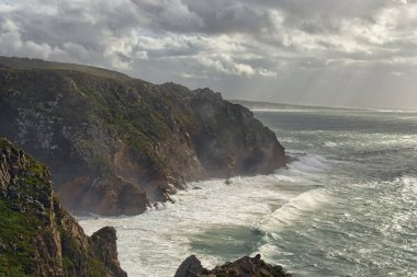 Pitoresk kayalıklarla ve Atlantik Okyanusu muhteşem manzara. Büyük dalgalar, bulutlu hava, fırtına rüzgar ile sabah görünümü. Seyahat ve Turizm kavramı