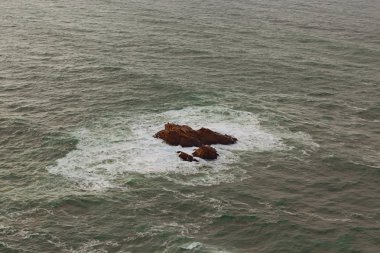 Atlantik Okyanusu dalgaları (Cabo da Roca) Cape Roca'da kayalara çarptı. Avrupa, Portekiz batı noktası. Muhteşem manzara, seyahat ve Turizm kavramı