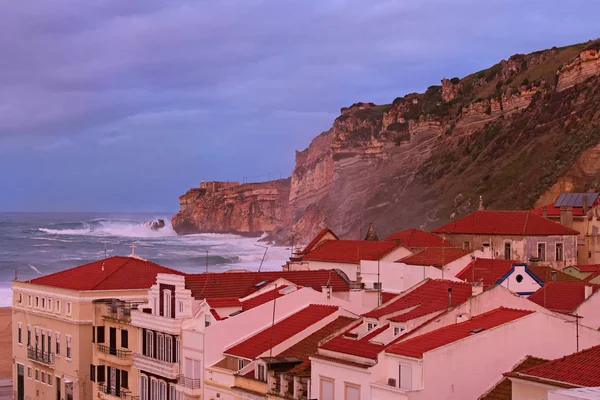 Malownicze rano widok krajobraz burzy w Oceanie Atlantyckim w pobliżu Nazare. Duża fala łamie się o malownicze urwisko. Nazare, Portugalia. Słynne turystyczne miejsce i cel podróży w Europie — Zdjęcie stockowe