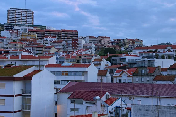 Impresionante vista del paisaje de edificios antiguos con techos de tejas rojas en el complejo portugués de Nazare. Nublado mañana. Destino popular en Portugal — Foto de Stock