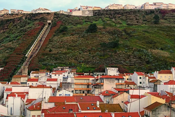 Nazare antik kentinde üst şehir ve alt kasaba sabah manzara. Şehrin iki bölümü füniküler ile bağlanır. Bu Portekiz en popüler sahil tatil biridir — Stok fotoğraf