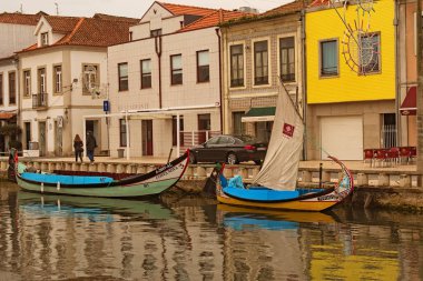 Aveiro, Portekiz-31 Aralık 2015: antik şehir Aveiro tipik manzara görünümü. Küçük eski evler ile Embankment yakın renkli tekne moored. Portekiz 'deki ünlü seyahat yeri 