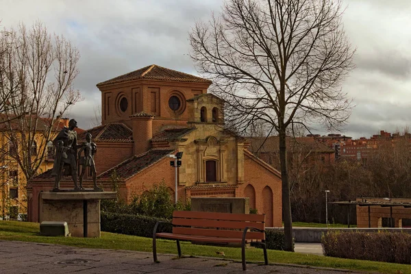 Σαλαμάνκα, Ισπανία-01 Ιανουαρίου, 2017: όμορφη φωτογραφία τοπίου της Σαλαμάνκα. Μνημείο του Λαζαριίλο ντε Τόρμς και της εκκλησίας του Σαντιάγο στο παρασκήνιο. Συννεφιασμένη μέρα — Φωτογραφία Αρχείου