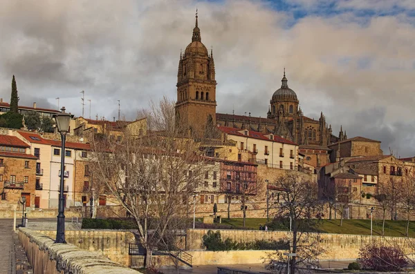 Beautiful winter landscape photo of ancient Salamanca. Catedral Nueva de Salamanca at the top. Popular travel destination in Spain — Stock Photo, Image