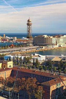 Barselona, Ispanya-Ocak 02, 2016: Barselona limanının Inanılmaz manzara görünümü. Güneşli bir günde Montjuic Dağı 'ndaki liman istasyonunun teleferiğine bakın. Teleferiğe bir sonraki durak-Jaume ı Tower