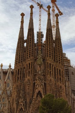 Barcelona, İspanya-Ocak 02, 2016: Kutsal Vinçler tarafından çevrili aile şaşırtıcı Kilisesi. Bir geniş bitmemiş Roma Katolik Kilisesi Barcelona, Katalan tarafından tasarlanan mimar Antoni Gaudi