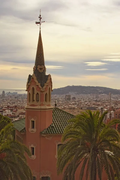 Impresionante casa con torre en Park Güell en día nublado. Famoso lugar turístico y destino turístico en Barcelona, España, Europa —  Fotos de Stock