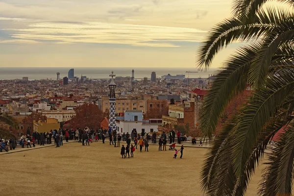 Barcelona, España-02 de enero de 2016: El famoso lugar turístico y destino turístico de Barcelona es el Parque Güell. El mejor lugar para pasear y observar el pintoresco paisaje de la Barcelona —  Fotos de Stock