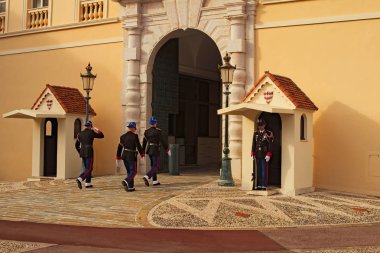 Monte Carlo, Monako-Ocak 04, 2016: Prens Monaco Sarayı girişinde bekçi değiştirme işlemi. Castle Guard erkek, asker nöbet üzerinde