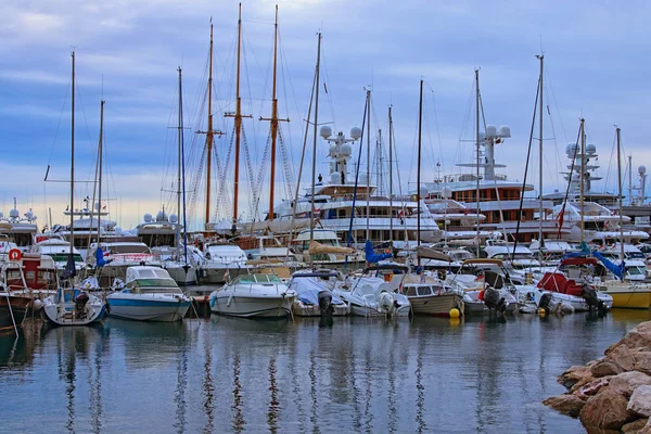 Monaco, Monaco-04 gennaio 2016: Mattinata presto nel porto di Monaco. Righe di yacht di lusso e barche diverse ormeggiate al molo. Veduta panoramica del porto di Monaco. Concetto di viaggio e turismo — Foto Stock