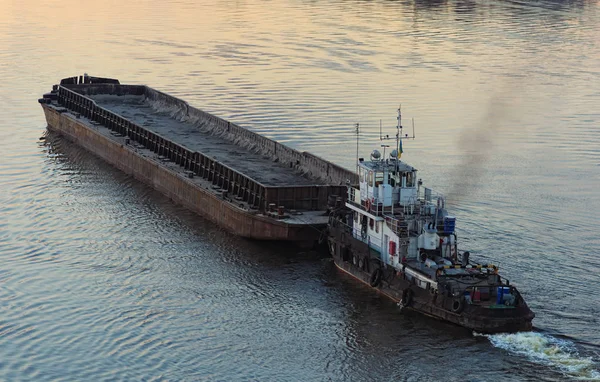 The tug boat towing an empty barge. Evening view. Kyiv, Ukraine — Stock Photo, Image