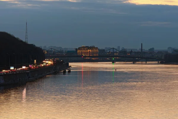 Kiev, Ucrânia-17 de março de 2019: Paisagem noturna deslumbrante da ponte pedonal sobre o rio Dnipro — Fotografia de Stock