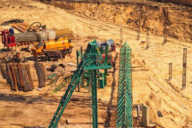 Büyük şehirde tipik şantiye Hava Fotoğraf. Çok katlı konut bina bina için hazırlık. Güneşli bir gün
