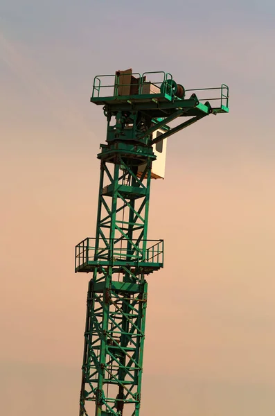 Il cantiere. Processo di installazione gru a torre. Contro il cielo, vista da vicino — Foto Stock