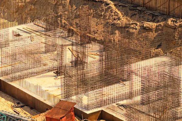 The construction site, top view. Enforced concrete steel frames rising up. The finished foundation of a multistorey residential building under construction — Stock Photo, Image