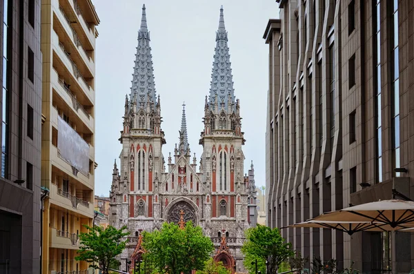 Sint Nicolaas rooms-katholieke kathedraal (huis van orgelmuziek) in Kiev, Oekraïne. Het werd gebouwd van 1899-1909 door architecten Vladyslav Horodetskyi. Lente landschap foto — Stockfoto