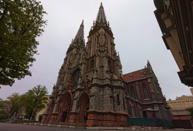 Gotik Aziz Nicholas Katolik Katedrali 'nin (Organ Müziği Evi) geniş açılı manzara görüntüsü. Bahar bulutlu bir sabah. Kyiv, Ukrayna