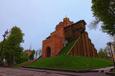 Ünlü Golden Gate güzel manzara fotoğraf. Kiev, Ukrayna'da bahar sabahı. Geniş açılı lensli seçici odaklama