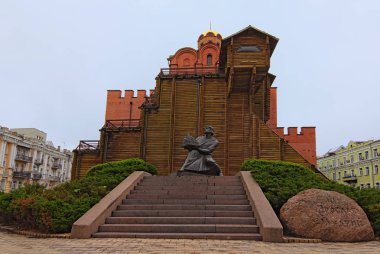 Golden Gate'in sabah manzara manzarası. 11. yüzyılda Kiev'in tahkimatlarının ana kapısıydı. Bilge Yaroslav'ın munument ön planda. Kiev, Ukrayna'da popüler seyahat noktası 