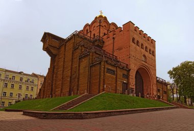 Antik Golden Gate'in yakın çekim görünümü. 11. yüzyılda şehrin tahkimatlarının ana kapısıydı. Kiev ünlü turistik yer ve seyahat hedef, Ukrayna