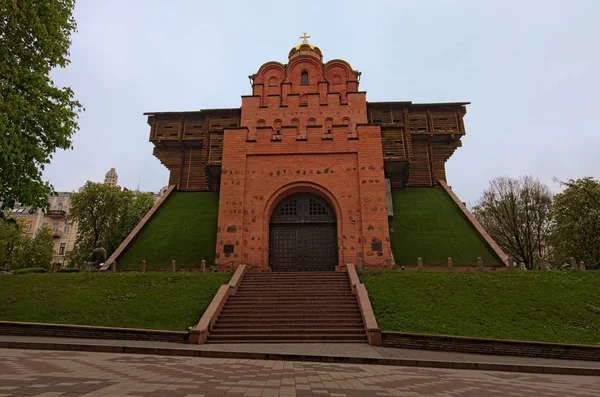 Golden Gate'in klasik geniş açılı görünümü. Kiev Rus başkenti Kiev 11.