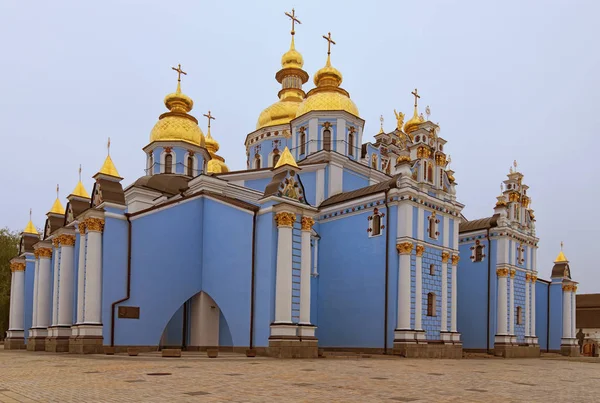 Vista clássica de ângulo largo do famoso Mosteiro de Cúpula Dourada de São Miguel ("Mykhailiv 'skyj Sobor") - catedral ortodoxa cristã. Kiev, Ucrânia. Primavera manhã nebulosa — Fotografia de Stock
