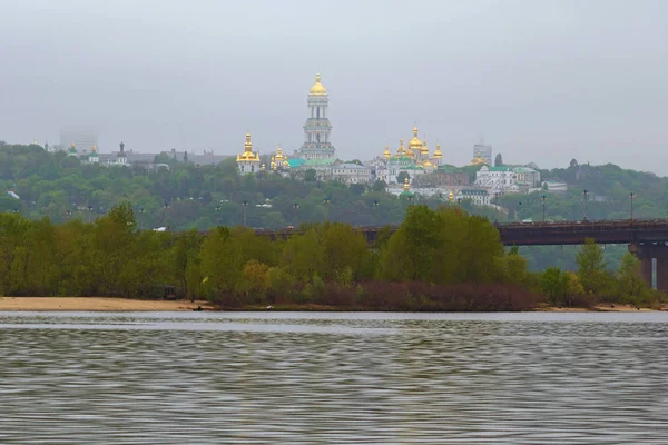 Vista panorâmica da manhã do rio Dnipro, colinas verdes com a antiga Kiev Pechersk Lavra. Paisagem misteriosa de primavera nebulosa. Kiev, Ucrânia — Fotografia de Stock