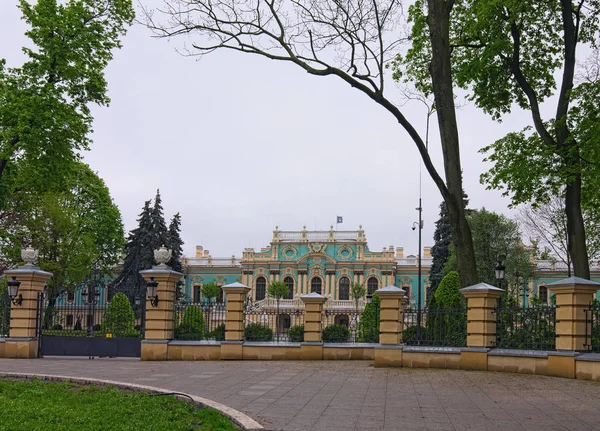キエフのマリインスキー宮殿の美しい風景, ウクライナ.これは、ウクライナの大統領の公式の儀式の住居です — ストック写真