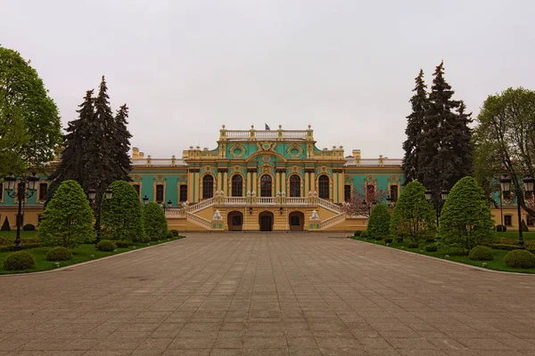 キエフのマリインスキー宮殿の素晴らしい風景, ウクライナ.これは、ウクライナの大統領の公式の儀式の住居です — ストック写真