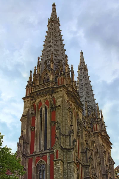 Concept van gotische stijl in de architectuur. Prachtige decoratie van twee torens van Sint Nicolaas rooms-katholieke kathedraal (huis van orgelmuziek) in Kiev, Oekraïne. Lente ochtend uitzicht. — Stockfoto