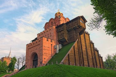 Baharda gün doğumunda Kyiv 'in Altın Kapısı' nın geniş açılı manzarası. Kievan Rus 'un başkenti Kyiv' in ana kapısıydı. Ünlü turistik mekan ve tatil beldesi