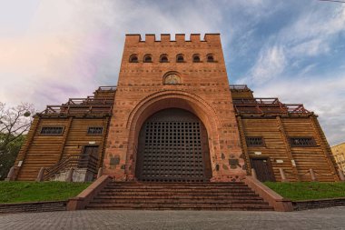 Kiev'in Antik Altın Kapısı klasik geniş açılı ön görünümü. Yapı Orta Çağ'da söküldü. 1982 yılında tamamen yeniden inşa edilmiştir. Ünlü turistik yer ve seyahat hedef
