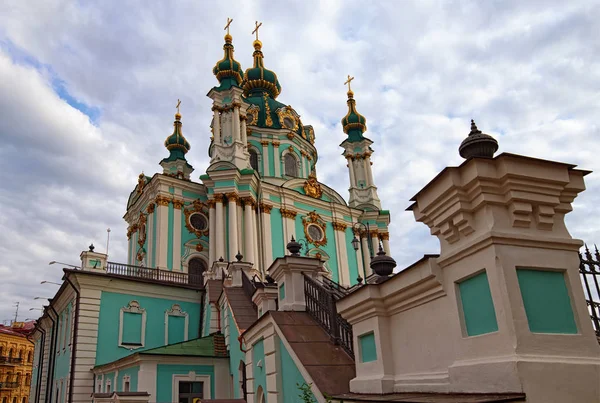 Širokoúhlé krajiny pohled na kostel svatého Ondřeje na kopci s názvem Andriyivskyy sestup. Slavné turistické místo a destinace v Kyjevě, Ukrajina — Stock fotografie