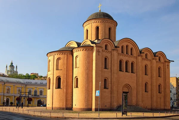 Kiev, Ukraina-maj 05, 2019: naturskön morgon bild av Pyrohoshcha Dormition av Guds moderkyrka. Vårmorgon landskap. Historiska kvarter Podil — Stockfoto