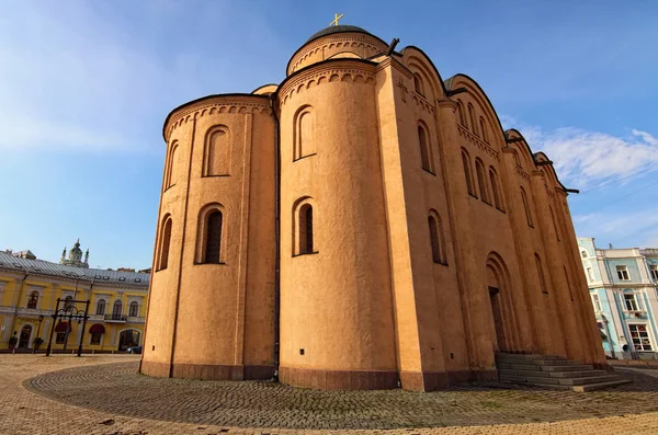 Vista ampla da paisagem de ângulo da Dormição Pyrohoshcha da Igreja Mãe de Deus. Era a igreja principal de Podil antigo. Primavera paisagem matinal — Fotografia de Stock