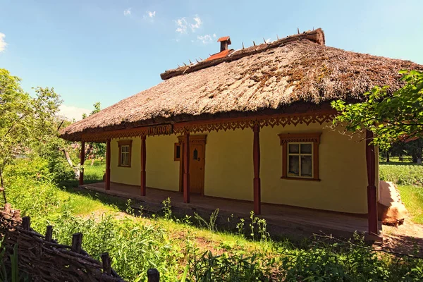 Wide angle landscape view of typical clay house called Shunok (tavern or bar). Pereyaslav-Khmelnitsky Museum of Folk Architecture and Life of the Middle Naddnipryanshchyna. Spring sunny day. Ukraine — 스톡 사진