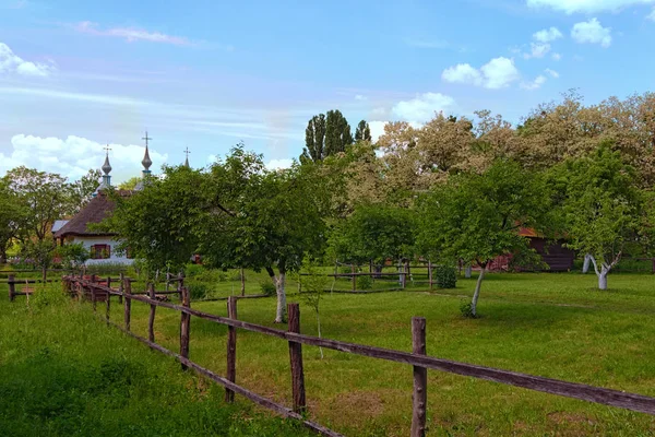 Das typische Gebäude und die Fassade des wohlhabenden Bauern in einem ukrainischen Dorf in der Nähe des Perejaslaw-Khmelnizki-Museums für Volksarchitektur und das Leben der mittleren naddnipryanshchyna. Ukraine — Stockfoto