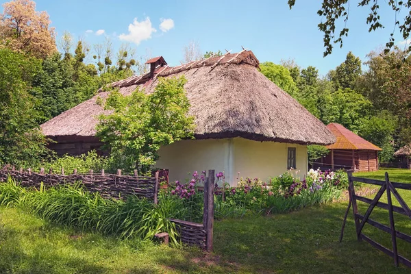 Concept van historische gebouwen van het oude Oekraïne. Prachtig uitzicht op het landschap van Clay huis met voor tuin. Perejaslav-Khmelnitsky Museum van volksarchitectuur en het leven van het midden-Naddnipryanshchyna — Stockfoto