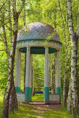 Parktaki antik ahşap çardak. Ağaç lık sokaktan av kulübesine. Pereyaslav-Khmelnitsky Halk Mimarisi ve Orta Naddnipryanshchyna Yaşam Müzesi