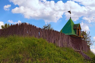 Eski ahşap kale. Zaporizhzhya Kazakların tipik tahkimatı. Antik Ukrayna tarihi binalar kavramı. Pereyaslav-Khmelnitsky Halk Mimarisi ve Yaşam Müzesi