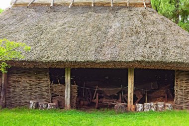 Tipik Ukrayna barınağı ile ön bahçesinde. Mağaza araçları ve diğer şeyler için kullanılır. Kırsal peyzaj. Turistik yerler ve Ukrayna tarihi. Pereyaslav-Khmelnitsky Halk Mimarisi ve Yaşam Müzesi
