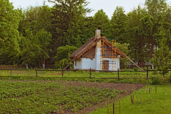 Açık hava müzesinde antik evin yeniden inşası için hazırlık. Onarılmış kırsal ev, sabit cephe. Kırsal peyzaj. Turistik yerler ve Ukrayna tarihi — Stok fotoğraf