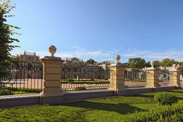 再建後のマリインスキー宮殿の美しい日当たりの良い風景。有名な観光地とロマンチックな旅行先。キエフ, ウクライナ — ストック写真