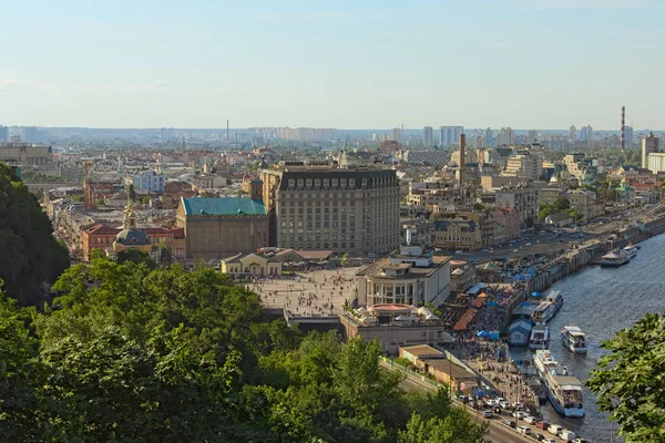Kiev, Ucrania-01 de junio de 2019: Vista aérea del paisaje de Kiev. La Plaza Poshtova es una de las plazas históricas más antiguas de la ciudad. Famoso lugar turístico y destino turístico en Kiev — Foto de Stock