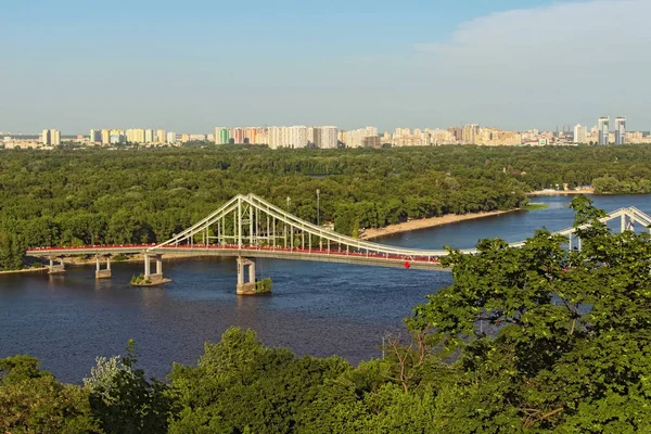 Lucht landschapsmening van rivier Dnipro met voetgangersbrug. Het verbindt het centrale deel van Kiev met het parkgebied en de stranden van Trukhanov Island. Gebouwd in 1956-1957 — Stockfoto